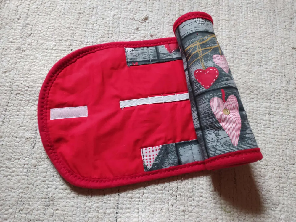 Penál na bločky a pastely SRDÍČKA NA ŠEDIVÉ