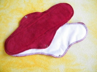 Noční vložka červená nepropustná > dlouhá 32 cm