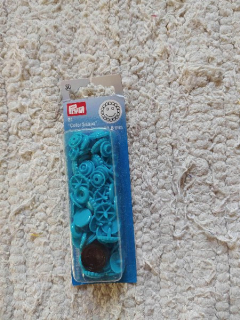 Plastové patentky kytičky tyrkysové